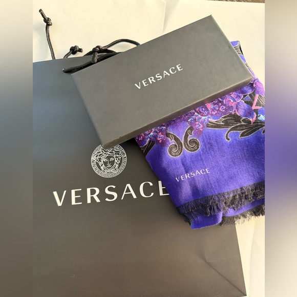 NWT VERSACE ORCHID BAROCCO
WOOL-SILK BLEND SHAWL/SCARF - Picture 10 of 11